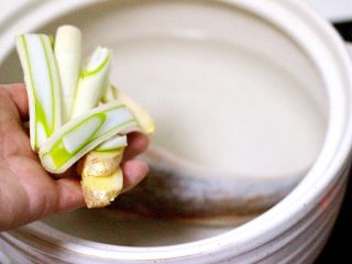 4、吃掉一朵花+萝卜丝柳叶包&清炖红蟹鱼汤,放入葱段和姜片