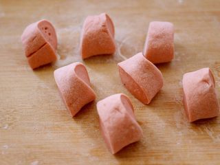 8、吃掉一朵花+萝卜丝柳叶包&清炖红蟹鱼汤,把醒发好的面团揉匀后切成大小一致的剂子