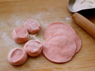 9、吃掉一朵花+萝卜丝柳叶包&清炖红蟹鱼汤,摁扁擀成圆形面皮