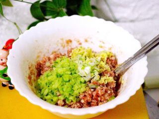 13、吃掉一朵花+萝卜丝柳叶包&清炖红蟹鱼汤,加入切碎的生姜和萝卜、加入适量盐和5克芝麻油搅拌均匀即可