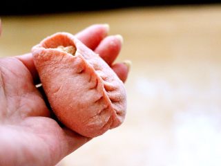 15、吃掉一朵花+萝卜丝柳叶包&清炖红蟹鱼汤,两边对摺后、从一边开始左右各捏一下褶就可以了