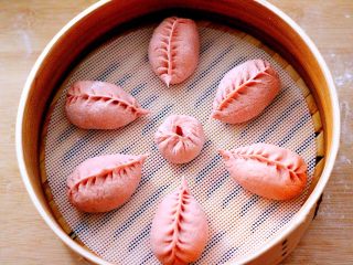 17、吃掉一朵花+萝卜丝柳叶包&清炖红蟹鱼汤,颜值担当的包子全部做好了、中间包了一个圆圆滴包子、整个形状看着是不是像一朵美丽的花花呢