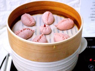 18、吃掉一朵花+萝卜丝柳叶包&清炖红蟹鱼汤,把包好的柳叶包子放入笼屉中、放到装有鱼汤的锅里