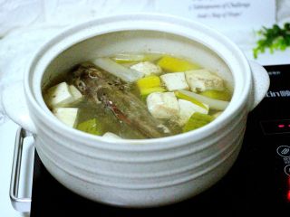 21、吃掉一朵花+萝卜丝柳叶包&清炖红蟹鱼汤,锅里的鱼汤继续用小火炖煮5分钟左右