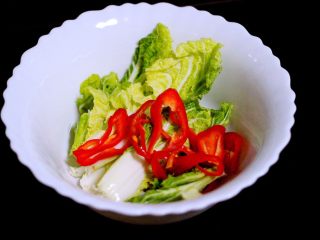 22、吃掉一朵花+萝卜丝柳叶包&清炖红蟹鱼汤,白菜和红椒洗净、白菜切片、红椒切丝