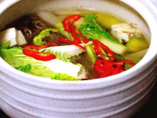 23、吃掉一朵花+萝卜丝柳叶包&清炖红蟹鱼汤,把切好的白菜和红椒放入砂锅中、加入鸡精调味即可关火、砂锅里的余温即可烫熟白菜和红椒