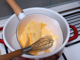 3、快手美味早餐【岩烧乳酪】,隔水加热到完全融化