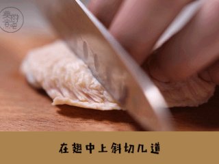 1、姜汁红糖鸡翅,在翅中上斜切几刀