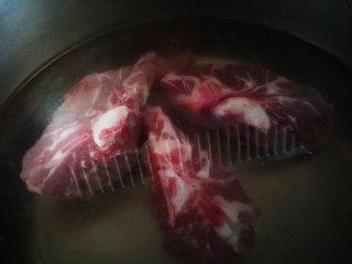 2、家宴靓汤～莲藕猪骨汤,洗净 倒入锅中飞水