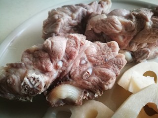 3、家宴靓汤～莲藕猪骨汤,飞过水的猪梅花骨