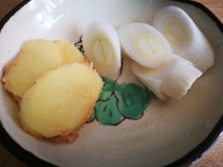 4、家宴靓汤～莲藕猪骨汤,大葱切成葱段 生姜切片