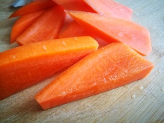 5、家宴靓汤～莲藕猪骨汤,胡萝卜切厚片