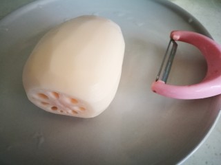 7、家宴靓汤～莲藕猪骨汤,莲藕去两头 去皮