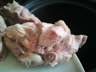 9、家宴靓汤～莲藕猪骨汤,猪梅花骨倒入慢炖锅