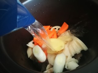 14、家宴靓汤～莲藕猪骨汤,添加适量清水煮炖2-3小时