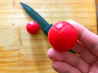 2、黄金牛油果藜麦炒饭,小番茄割十字！