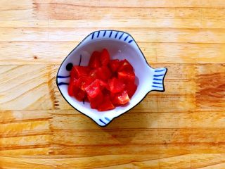 6、黄金牛油果藜麦炒饭,如图所示，小番茄切块，备用！