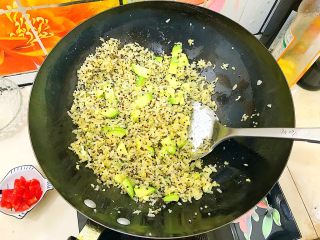 12、黄金牛油果藜麦炒饭,翻炒均匀！