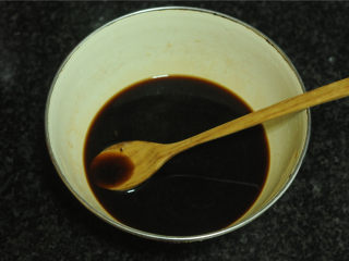 2、马拉糕,将红糖放入水里,搅拌至完全溶解