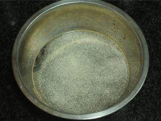 3、马拉糕,加入酵母,搅拌至酵母溶解