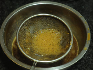 5、马拉糕,为了让液体更细腻,可以将液体过筛