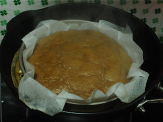 11、马拉糕,关火,不要打开盖子,再焖五分钟,保证马拉糕完全熟透,陶锅的蓄热性能非常好,这样做更能节省能源。也让马拉糕香味能浓郁