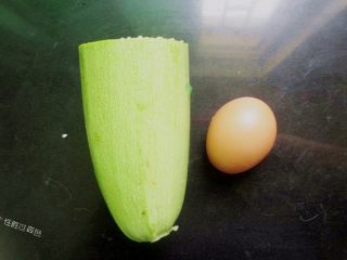 1、西葫芦糊塌子,准备西葫芦、鸡蛋（西葫芦嫩一点的比较好吃）