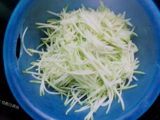 2、西葫芦糊塌子,西葫芦，洗干净，用刀劈开，里面的子和瓤子，挖出去不要。皮不要擦掉，保留。用擦子，擦成细丝，加小半勺盐，大约3克左右，拌匀，稍微放置一会儿，会