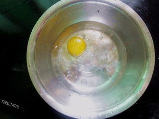 3、西葫芦糊塌子,将鸡蛋磕在碗内打泡后倒入盆内