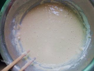 4、西葫芦糊塌子,放入食盐、五香粉、加水200克左右，别忘了此时要加进去面粉再搅拌成糊状