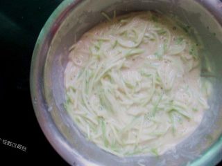 6、西葫芦糊塌子,搅拌均匀