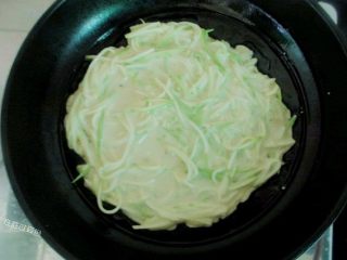 8、西葫芦糊塌子,将搅拌好的面糊盛一勺倒入锅内，用铲子摊平，不要太厚，薄一点好吃