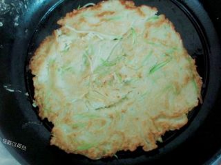 9、西葫芦糊塌子,中小火煎2分钟