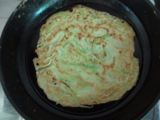 10、西葫芦糊塌子,然后翻面，再煎2分钟，在继续翻面，煎至面饼熟了微微焦黄就可以了