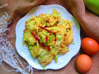 11、西葫芦糊塌子,煎好的糊塌子撕成小块放入盘中