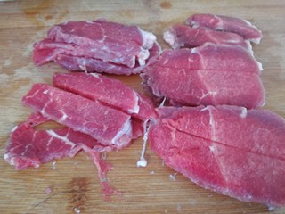 2、家庭版_葱爆小牛排,切成如图所示的薄片