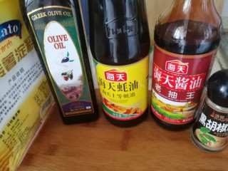 4、家庭版_葱爆小牛排,备料:色拉油,耗油,老抽和海鲜酱油,黑胡椒,淀粉。