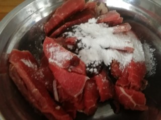 5、家庭版_葱爆小牛排,把上图的配件都适量加入切好的牛肉里。放干淀粉,不是淀粉水。