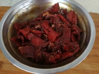 6、家庭版_葱爆小牛排,喂好的牛肉。喂10分钟就可以。