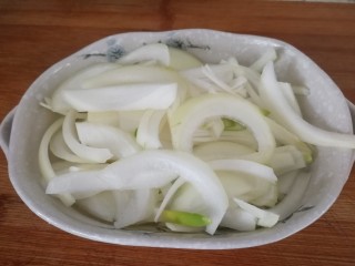 7、家庭版_葱爆小牛排,圆葱切条。