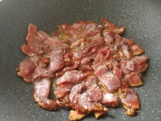 8、家庭版_葱爆小牛排,锅热少放点油,牛肉里有油了,放入牛肉翻炒。