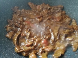 9、家庭版_葱爆小牛排,炒出香味,牛肉变色。