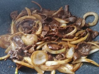 11、家庭版_葱爆小牛排,加点孜然翻炒出锅。