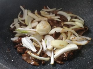 10、家庭版_葱爆小牛排,放入圆葱翻炒