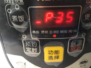 9、花生猪肚汤,电压锅设置在“豆/蹄筋”功能键下煨制35分钟左右时间，跳闸后，再焖10分即可食用。