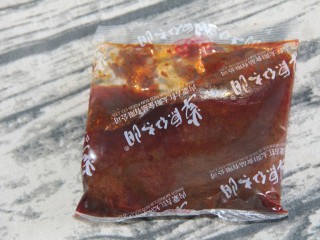 1、麻辣香锅米饭,准备一袋麻辣香锅调料