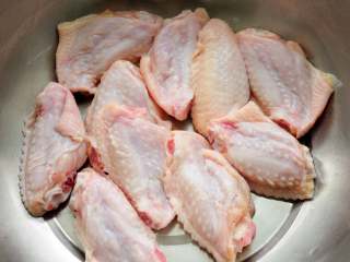 1、红烧鸡翅 家宴上不可缺席的一道美味 红亮诱人的秘诀在于糖色,10个鸡翅中清水洗净，放半勺盐和半勺白胡椒粉腌15分钟，腌制的这会儿我们炒糖色，其实红烧的菜完全可以用老抽来调色，再简单点的用现成的红烧汁，但是原汁原味的红烧菜，还是要亲自炒糖色。这点根据自己需要吧糖色、老抽、红烧汁三种调色方法任选其一。