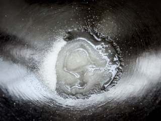 2、红烧鸡翅 家宴上不可缺席的一道美味 红亮诱人的秘诀在于糖色,3大勺白砂糖放入锅里，加上一小勺油，油不用放太多，开小火开始炒，直到糖开始融化。