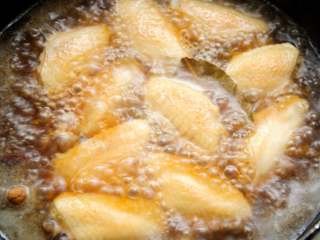 11、红烧鸡翅 家宴上不可缺席的一道美味 红亮诱人的秘诀在于糖色,倒入炒制好的糖色大火烧开，放一勺生抽，小半勺糖，一勺蚝油，适量盐调好味，转中小火盖盖烧10分钟到鸡肉熟烂，开锅盖转大火收汁就行了。