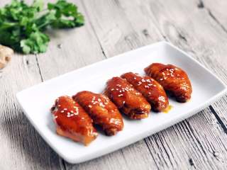 13、红烧鸡翅 家宴上不可缺席的一道美味 红亮诱人的秘诀在于糖色,成品图，这道菜虽然简单，但有颜值啊，味道好啊，最受家里小孩儿欢迎了。